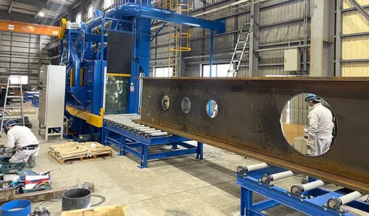 当社は、ショットブラスト機を製造、販売する少数精鋭のメーカーです。